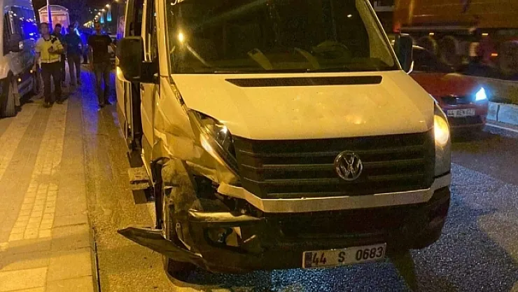 İki aracın karıştığı kazada 2 kişi yaralandı