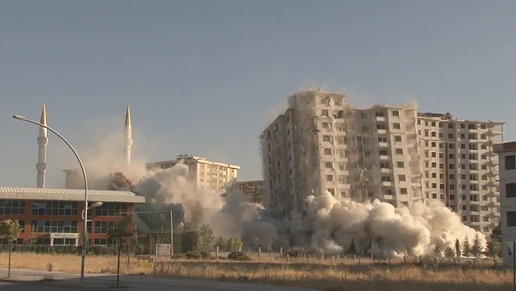 Ağır hasarlı 3 blok saniyeler içerisinde yerle bir oldu