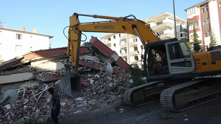 'Bina çöktü, iş makinesi altında kaldı" ihbarı polisi alarma geçirdi