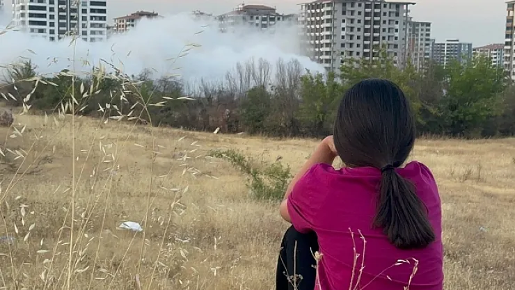 Bir yıl önce aldıkları evlerinin yıkımını gözyaşları içinde izlediler