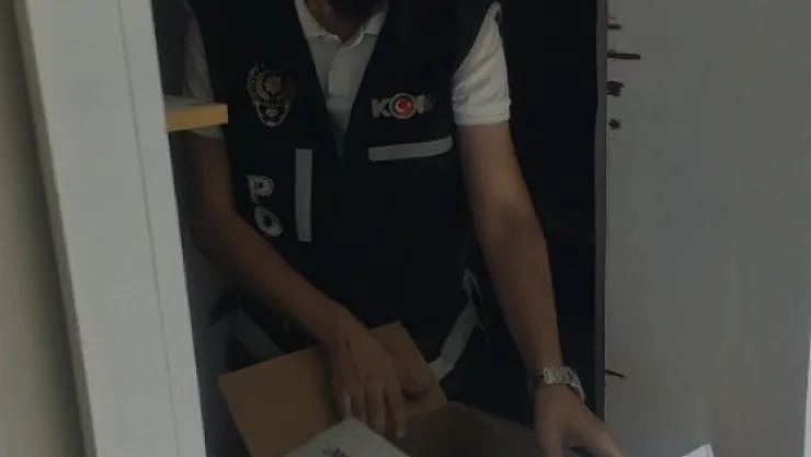 Bu kadarına pes! Ağır hasarlı evi kendilerine kamufle ettiler