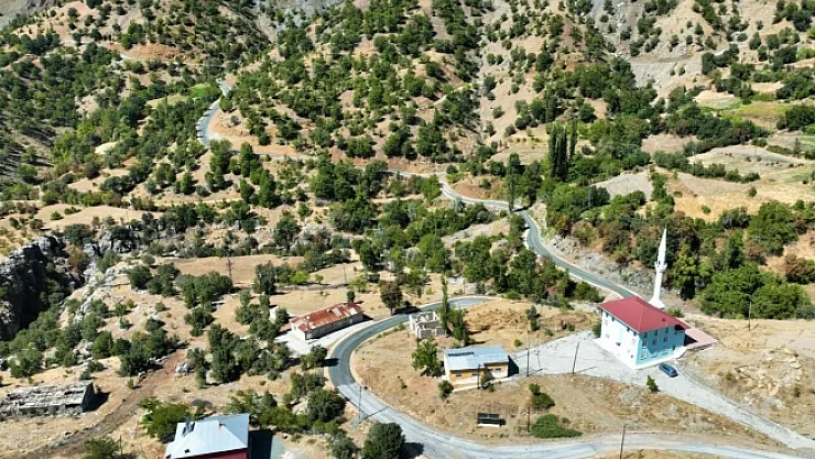 Büyükşehir'in Pütürge'de asfalt çalışmaları sürüyor