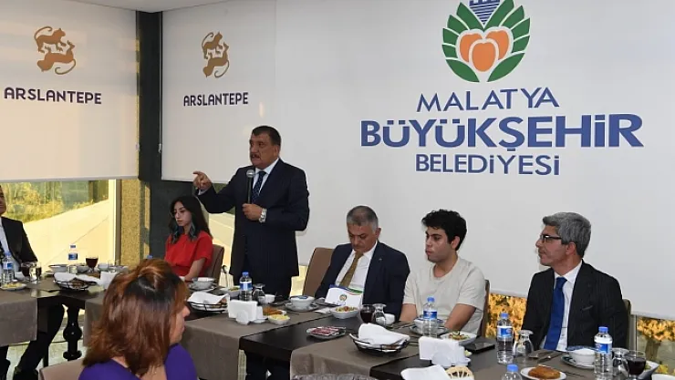 Gürkan, sınavda derece yapan öğrencilerle bir araya geldi