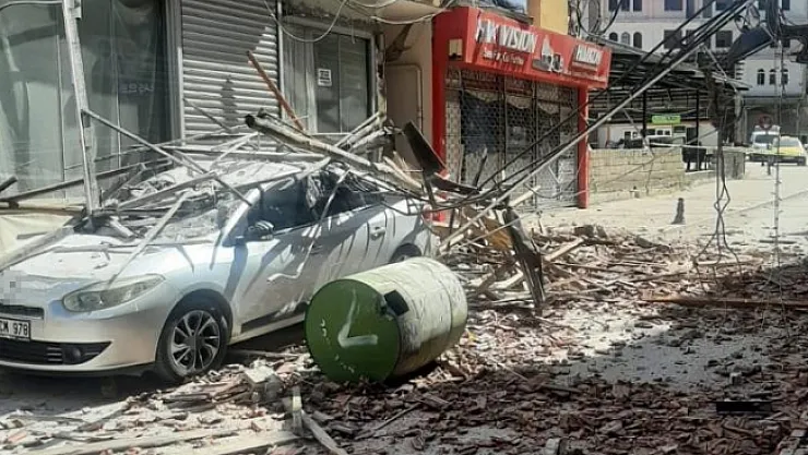 Hasarlı binanın çatısının çökmesi ile 2 araç zarar gördü