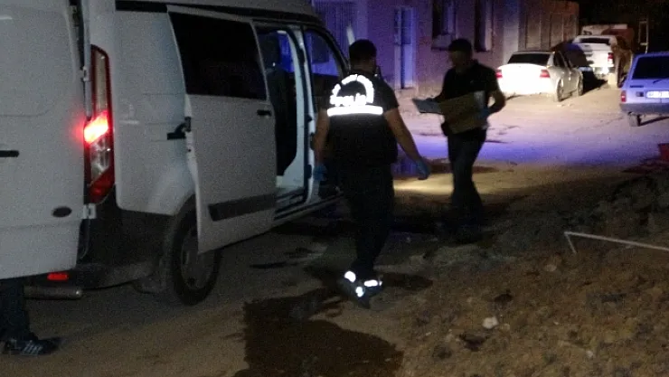 Husumetlisinin boğazını bıçakla kesip canlı yayın yaptı