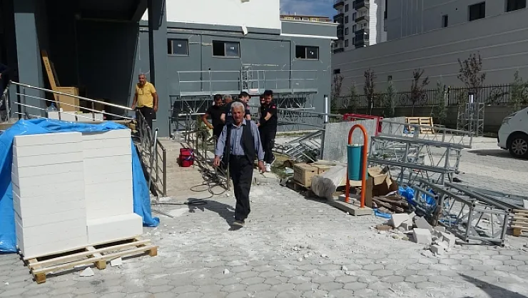İnşaat iskelesi çöktü, 2 işçi yaralandı