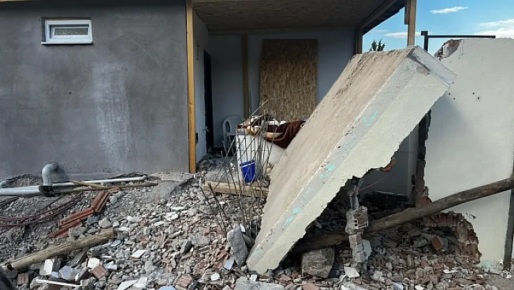 Malatya'da ağır hasarlı binanın duvarı çöktü: 1 ölü