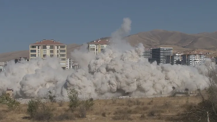 Malatya'da patlayıcı ile yıkımlar sürüyor