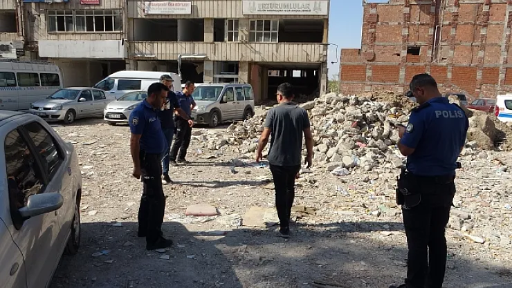 Molozların arasında kanlı saldırı: 1 yaralı