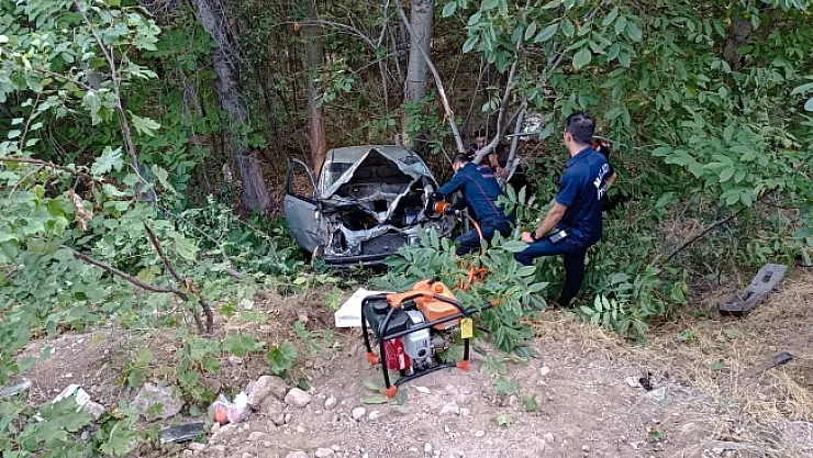 Otomobil şarampole devrildi: 2 yaralı