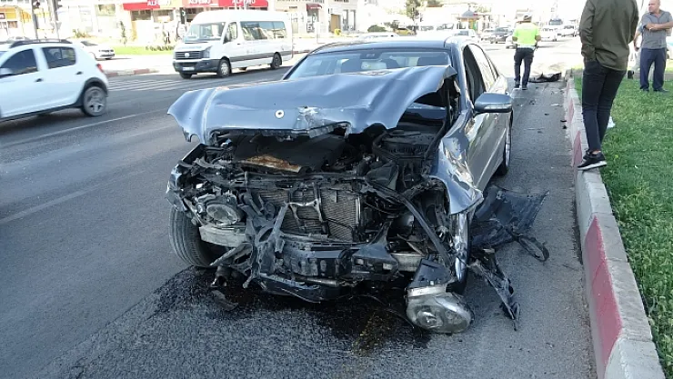 Otomobilin çarptığı araç refüje savruldu: 1 yaralı