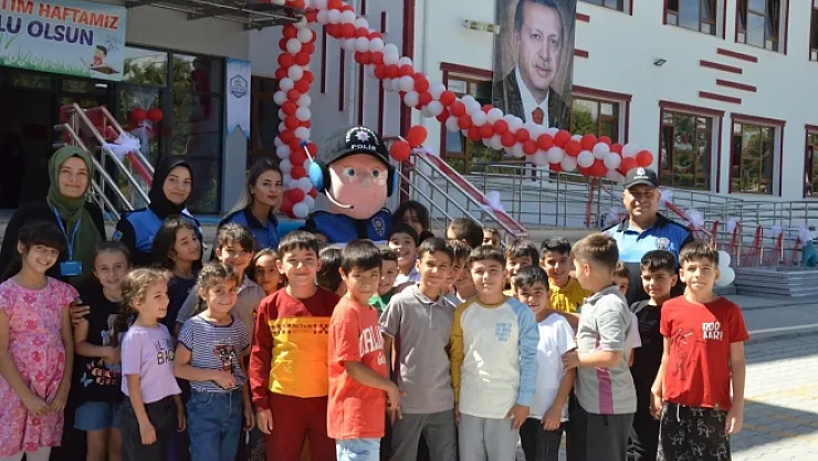 Polisten öğrencilere kitap desteği