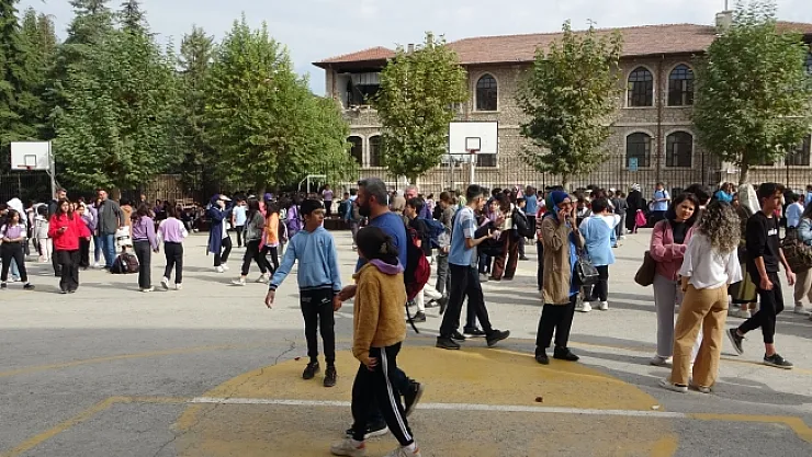 4.3'lük depremle sarsılan Malatya'da veliler okullara akın etti