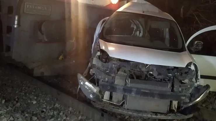Yük treni hemzemin geçitte araçla çarpıştı: 1 yaralı