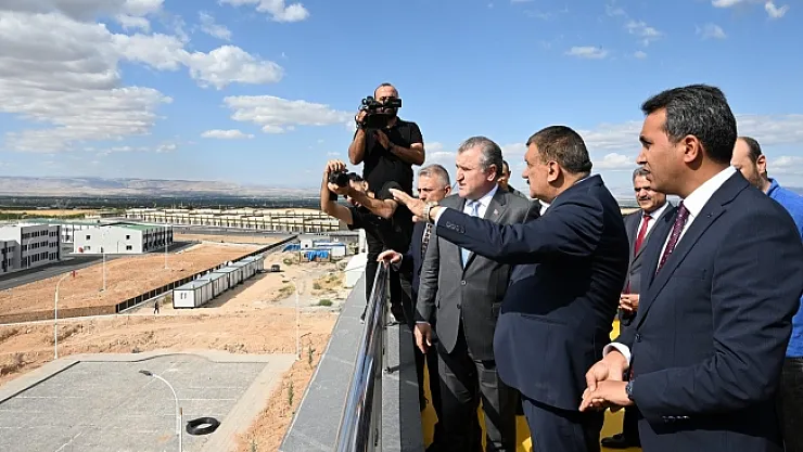 Bakan Bak: "Çok modern ve kayısı için önemli bir merkez"