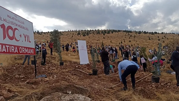 Cumhuriyet'in 100. Yılında öğrenciler fidan dikti