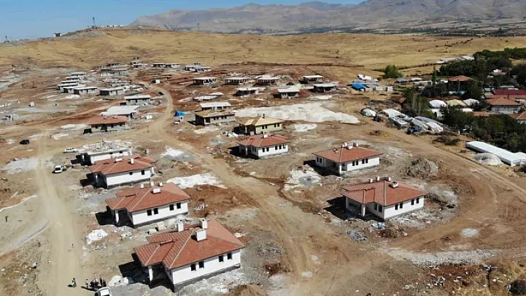 Doğanşehir'de köy konutlarının yapımı sürüyor