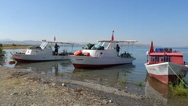 Karakaya Barajı balıkçıların ekmek teknesi oldu