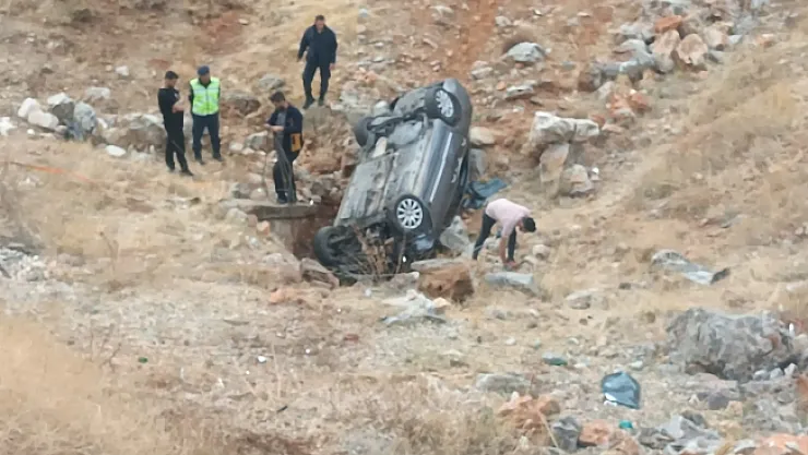 Kontrolden çıkan araç şarampole yuvarlandı: 3 yaralı