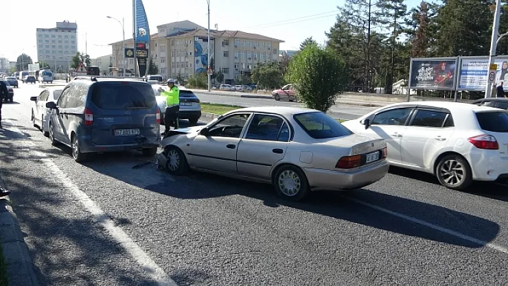 Malatya'da trafiği kilitleyen zincirleme kaza
