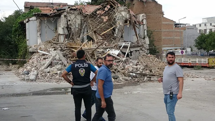 Malatya'da ağır hasarlı bina çöktü