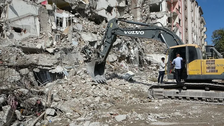 Malatya'da ağır hasarlı binalar eş zamanlı yıkılıyor