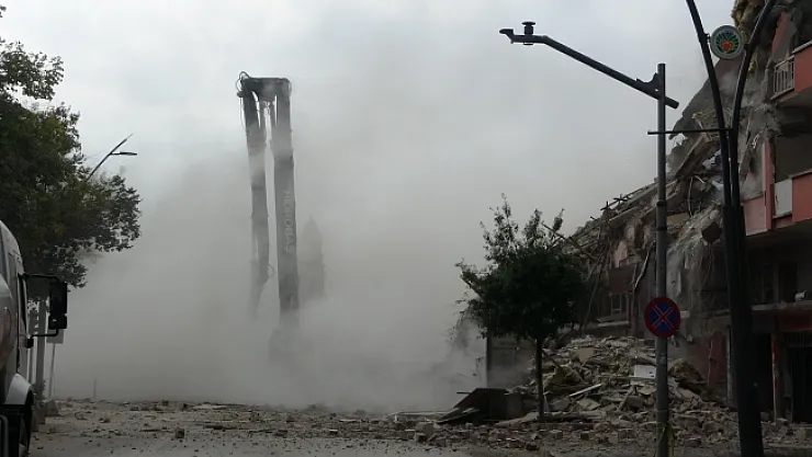 Malatya'da ağır hasarlı binaların yıkımına hız verildi