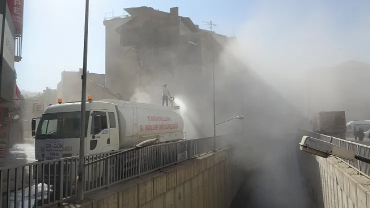 Malatya'da ağır hasarlı binaların yıkımları sürüyor