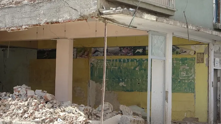 Malatya'da depremde ağır hasar gören bina tehlike saçıyor