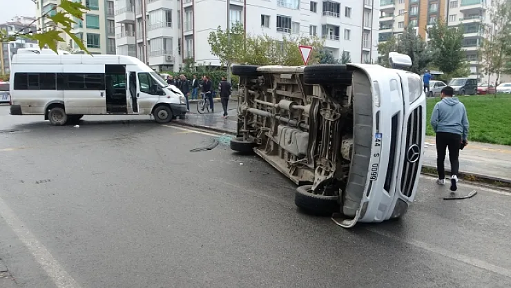 Malatya'da minibüsle çarpışan öğrenci servisi devrildi