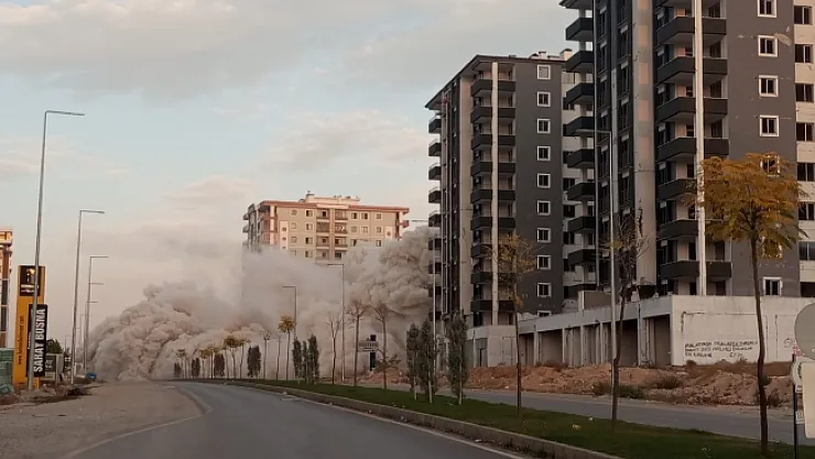 Raylı sistemli olduğu belirtilerek satılan yeni bina depremde hasar görünce patlayıcı ile yıkıldı