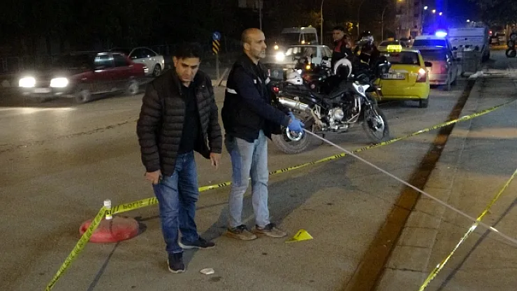 Yol kenarında beklerken sırtından vuruldu