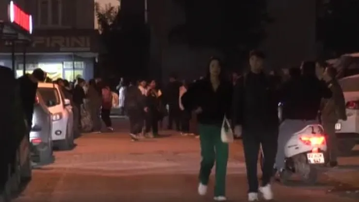 Depremin ardından vatandaşlar sokağa döküldü!