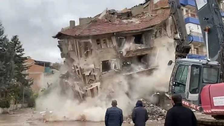 Ağır hasarlı binaların yıkım işlemi sürüyor