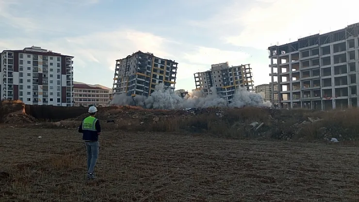 Ağır hasarlı iki blok saniyeler içerisinde yıkıldı