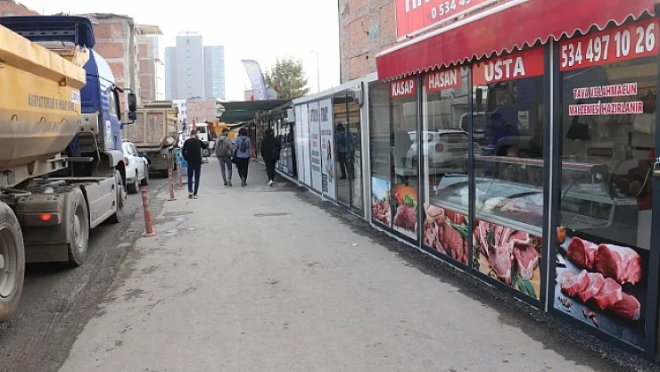 Çarşı merkezinde geçici konteynerler kaldırılıyor