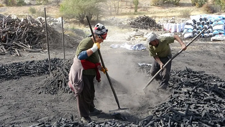 Ekmeklerini mangal kömüründen çıkarıyorlar