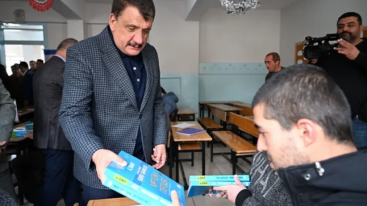 EKPSS kursiyerlerine ek kaynak kitapları dağıtıldı