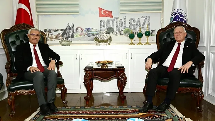 Güder, KKTC Cumhuriyet Meclisi Başkanı Töre'yle bir arada