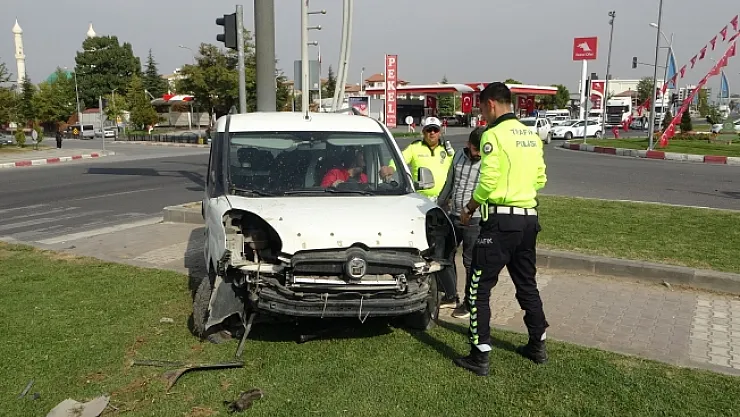 Hafif ticari araçla çarpışan araç refüje savruldu
