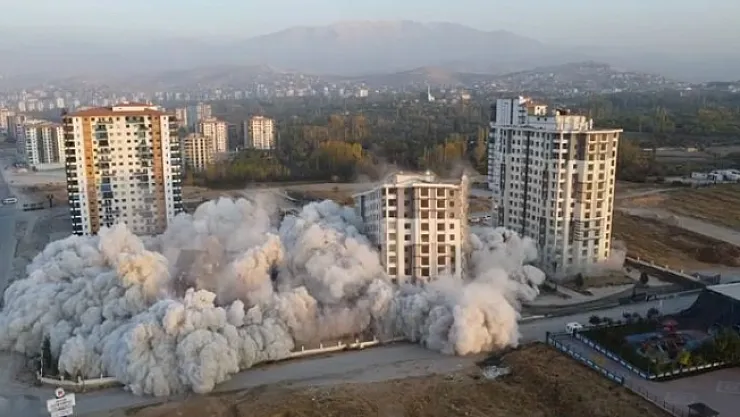 Malatya'da ağır hasarlı 3 blok saniyeler içinde yıkıldı