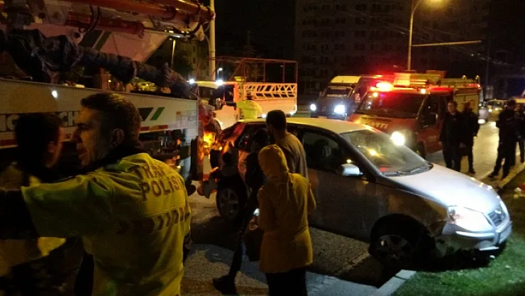 Malatya'da otomobil beton pompa aracı ile refüj arasına sıkıştı