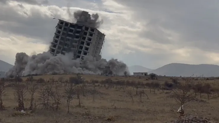 Malatya'da 16 Katlı Ağır Hasarlı Bina Patlayıcıyla Yıkıldı