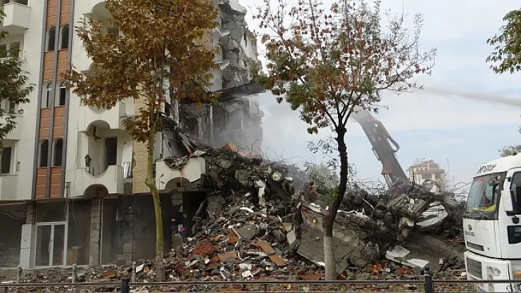 Malatya'da ağır hasarlı binaların yıkımı sürüyor