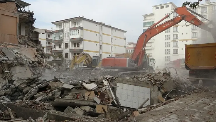 Malatya'da ağır hasarlı binaların yıkımı sürüyor