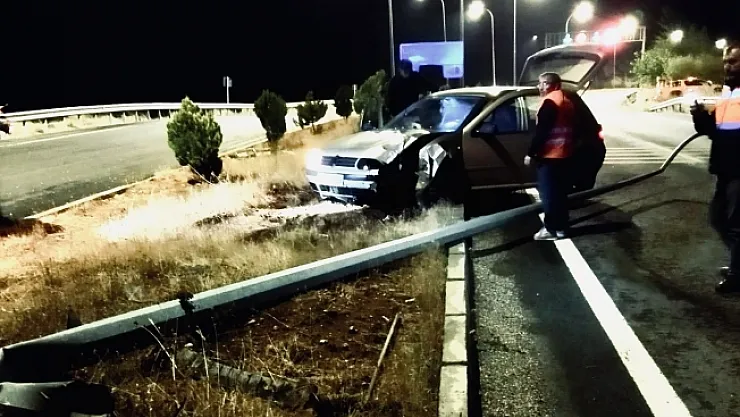 Otomobil elektrik direğine çarptı: 4 yaralı