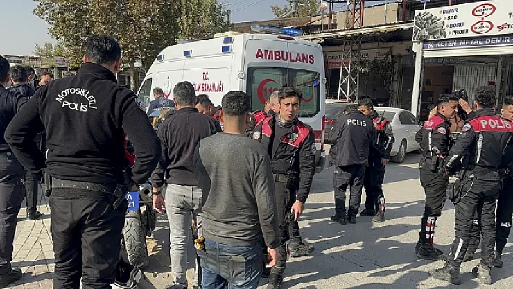 Otomobil yunus ekiplerine çarptı!