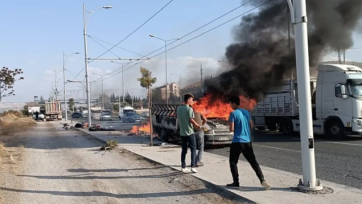 Seyir halindeki kamyonet alev alev yandı