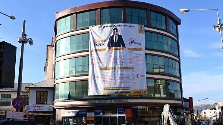 Belediyenin 5 yıllık gelir-giderleri dev bir afişle halka duyuruldu