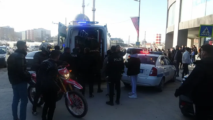 Bıçaklı saldırıya uğrayan genç ağır yaralandı